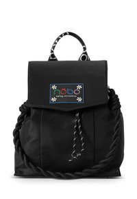 Schwarzer Nylon-Rucksack mit einer umklappbaren Klappe, geflochtenen schwarzen Seilakzenten und einem farbenfrohen Markenpatch mit floralen Designs.