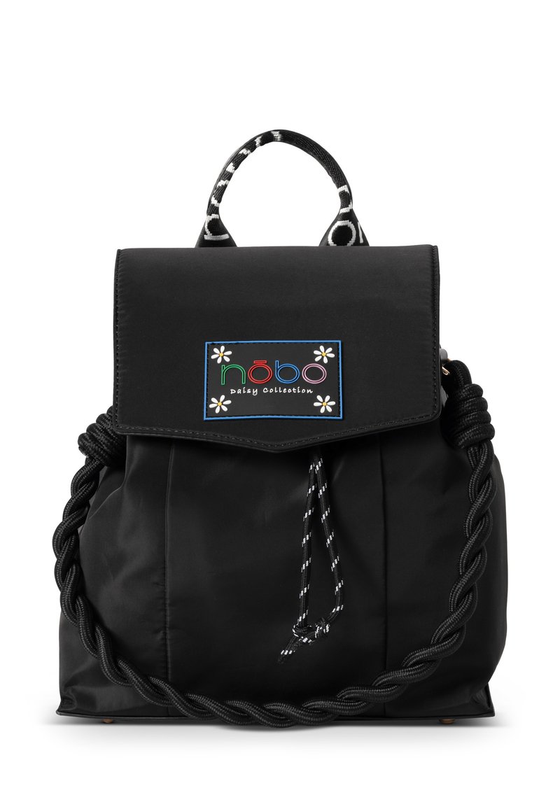Schwarzer Nylon-Rucksack mit einer umklappbaren Klappe, geflochtenen schwarzen Seilakzenten und einem farbenfrohen Markenpatch mit floralen Designs.