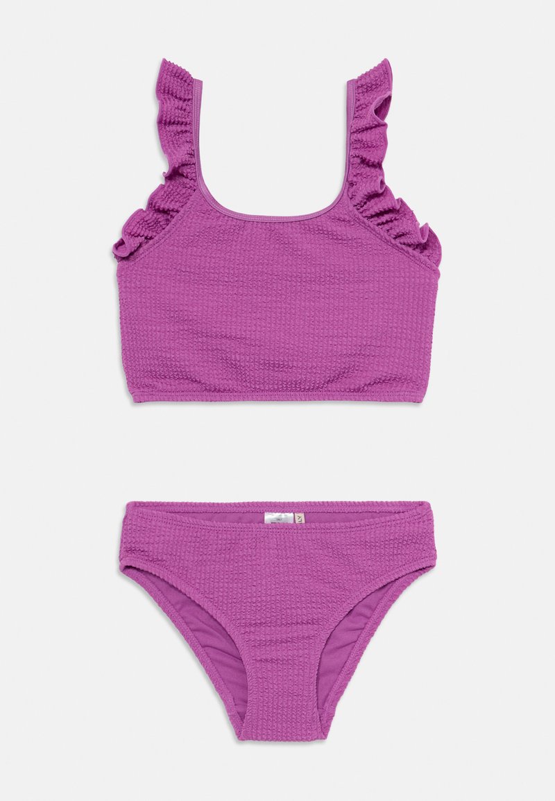 Conjunto de bikini texturizado em roxo, apresentando um top de decote quadrado com alças com volantes e um fundo de corte baixo correspondente, ambos com acabamento suave.