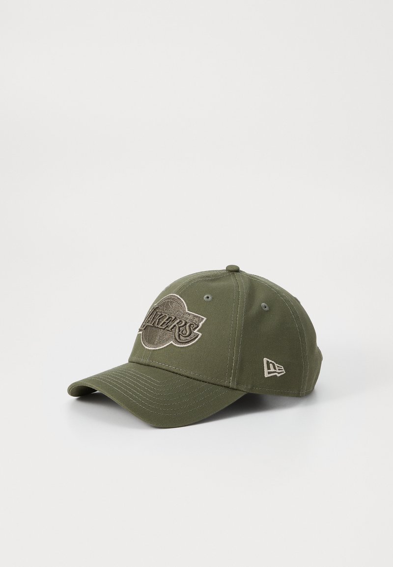 Olivgrüner Baseballcap mit gesticktem Logo. Gebogener Schirm, genähte Akzente und verstellbarer Rücken. Hergestellt aus strapazierfähigem Stoff.