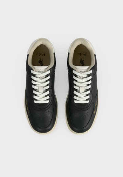 Μαύρα δερμάτινα αθλητικά παπούτσια με λευκά κορδόνια και μπεζ σόλες, λογότυπο Polo Ralph Lauren στο εσωτερικό και χρυσή λεπτομέρεια υπογραφής στο πλάι.