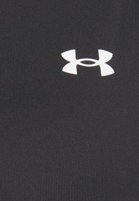 Tessuto atletico nero con una texture a coste che presenta un logo Under Armour bianco centrato sul capo.