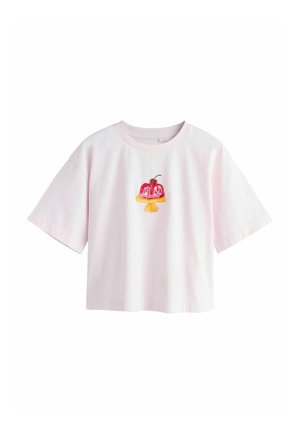 Light pink cropped t-shirt made of cotton, featuring a colorful embroidered design of a jelly dessert with a cherry on top.
