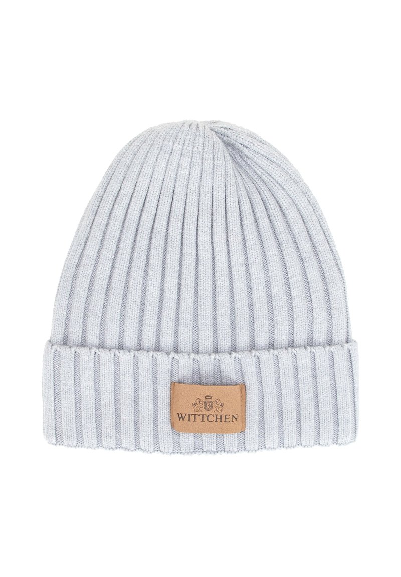 Cappello in maglia a coste grigio chiaro con risvolto piegato, caratterizzato da una toppa rettangolare in pelle con la scritta "Wittchen" sulla parte anteriore.