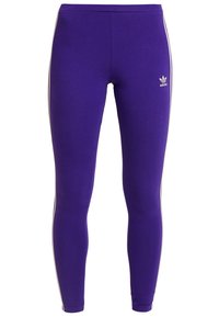 Lila leggings i elastiskt material med vita sidostrandar och en liten Adidas-logotyp nära midjan. Slim fit-design.