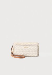Κρεμ πορτοφόλι με μοτίβο μονόγραμμα MK, χρυσούς μεταλλικούς εξαρτήματα, κλείσιμο με φερμουάρ και αποσπώμενο λουρί σε καφέ απόχρωση. Λείες υφή με δομημένο σχήμα.