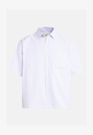 Kortærmet skjorte i lyse lilla med lodrette hvide striber. Har knaplukning foran og en venstre brystlomme. Fremstillet af letvægtsstof.