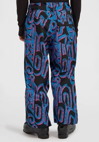 Zwarte broek met een gedurfd abstract patroon in roze en blauw, met een ontspannen pasvorm, duurzame stof en ritszakken aan de achterkant.