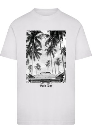 Bílý bavlněný tričko s grafickým potiskem vintage auta a palem v černobílé, s textem "Dnešek byl dobrý den" pod tím.