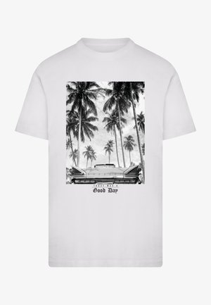 Hvit bomull T-skjorte med trykk av en vintage bil og palmer i svart og hvitt, med teksten "I dag var en god dag" nedenfor.
