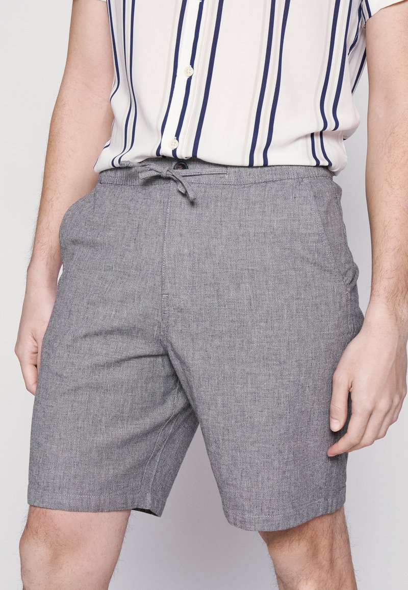 Herren Chino Shorts | Selected Homme SLHCOMFORT-NEWTON Shorts black/oatmeal/schwarz - FM29173 Herren Chino Shorts | Selected Homme SLHCOMFORT-NEWTON Shorts black/oatmeal/schwarz - FM29173