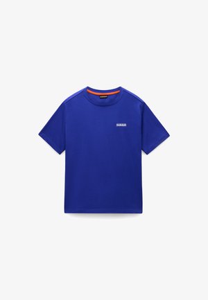 Blauwe katoenen t-shirt met korte mouwen, ronde hals en een klein logo op de borst. Heeft contrasterende oranje stiksels langs de schouders.