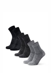 Tres pares de calcetines: negro sólido, gris oscuro y gris claro. Cada par presenta bordes ribeteados y diferentes patrones texturizados.