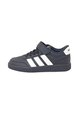 Sneaker nera con accenti bianchi, dotata di design a tre strisce, cinturino in velcro e suola testurizzata per una migliore aderenza.