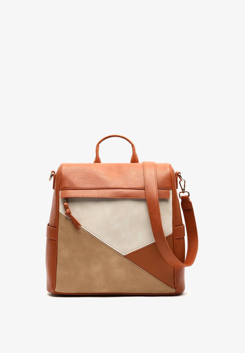 Brun läderryggsäck med geometriska beige och bruna accenter, strukturerad form, handtag på toppen, justerbar rem och framficka med dragkedja.