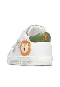 Weiße Kindersneaker mit grünem Fersenpatch, orangefarbenem Buchstaben "F" und einem verspielten Löwenkopf-Design an der Seite nahe der Sohle.