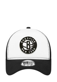 Schwarz-weißer Baseballcap mit abgerundetem Schirm, versehen mit einem kreisförmigen Brooklyn Nets-Logo auf der Vorderseite und einem verstellbaren Verschluss auf der Rückseite.