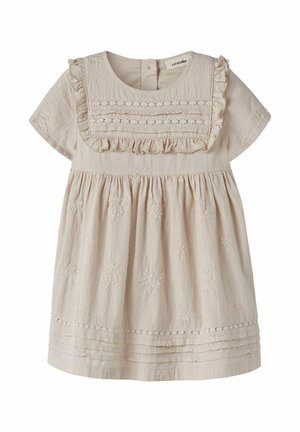 Beige babyjurk met korte mouwen, geborduurd met bloemen, voorzien van een gerimpeld kraagje en plooitjes langs de zoom.