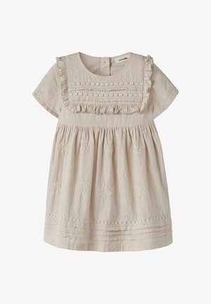 Robe bébé beige à manches courtes avec broderie florale, détail bavette à volants et bordure plissée le long de l'ourlet.