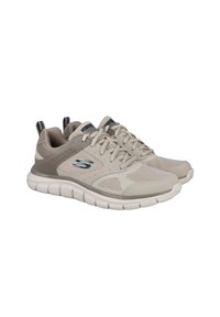 Zapatillas deportivas de color gris claro con parte superior de malla, punta redondeada y suela acolchada. Presentan acentos en azul y una cinta en la parte trasera para facilitar su colocación.