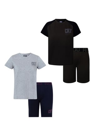 Twee sets korte mouwen T-shirts met bijpassende shorts, één in grijs en marineblauw, de ander zwart, beide met CR7-branding op shirts en shorts.