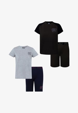 Twee sets korte mouwen T-shirts met bijpassende shorts, één in grijs en marineblauw, de ander zwart, beide met CR7-branding op shirts en shorts.