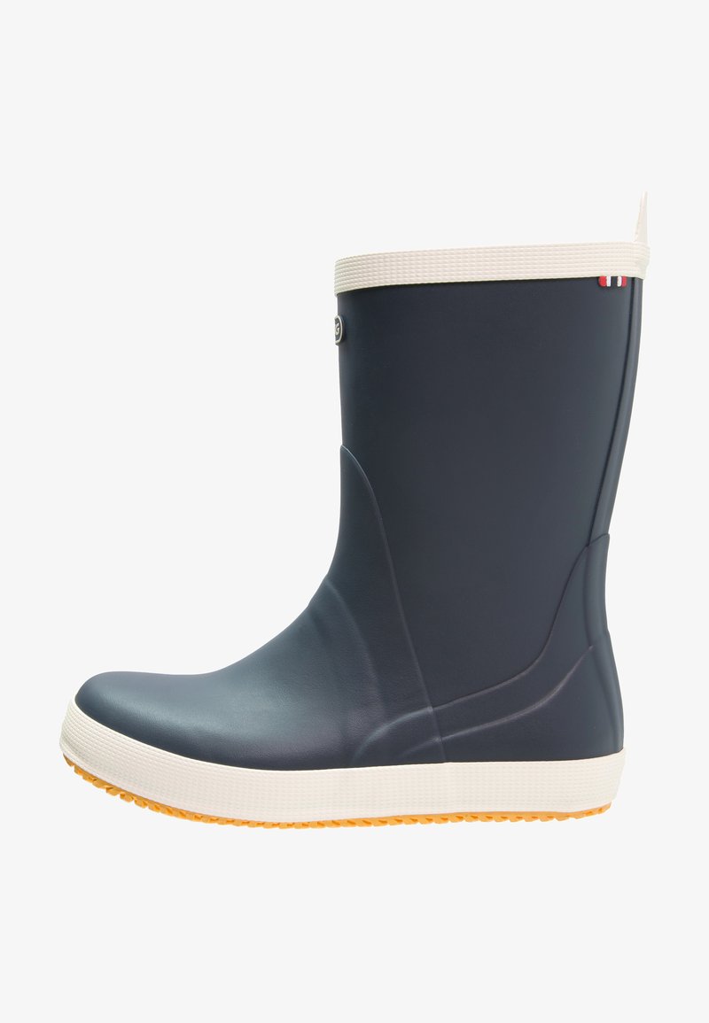 Námorné gumové dažďové čižmy s bielym textúrovaným horným pásom a oranžovou podrážkou. Majú hladký povrch a zaoblený dizajn špičky.