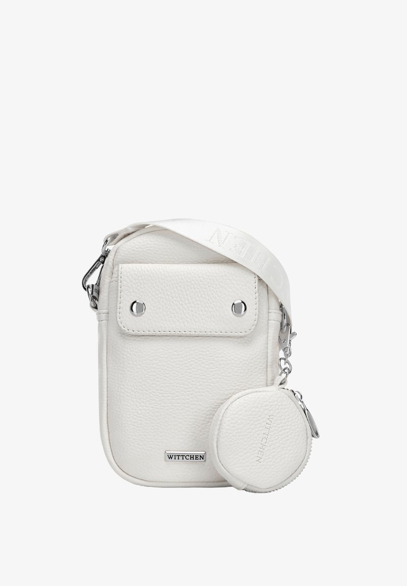 Borsa a tracolla bianca in pelle con finitura testurizzata, patta superiore, hardware in argento e pochette rotonda staccabile. Tracolla regolabile con logo.