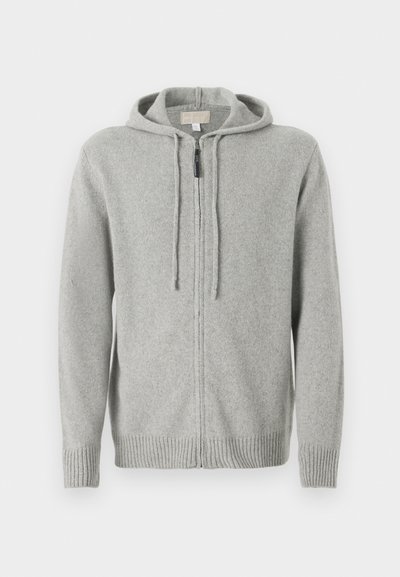 Gaišpelēka ievelkamā kapuce, izgatavota no mīksta auduma, ar kapuci, regulējamiem aukliņām un ribota apkakle un apakšmala, lai nodrošinātu pieguļošu fit.