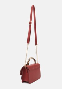Borsa a tracolla in ecopelle rossa con design strutturato, dotata di un manico superiore con stampa leopardata e una tracolla in catena dorata. Texture liscia, senza motivi.