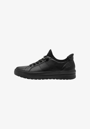 Zapatilla negra de cuero con puntera redonda, diseño con cordones, textura lisa, suela de perfil bajo y un logo sutil en el costado.