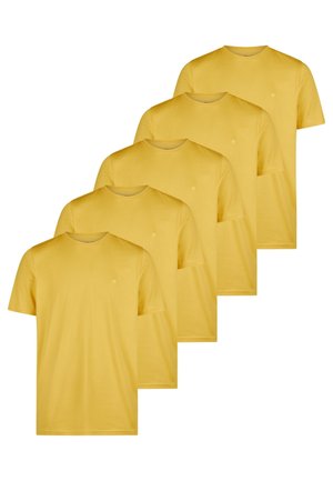 Cinque t-shirt gialle semplici a maniche corte con scollo rotondo, disposte sovrapposte in una linea diagonale sfalsata.