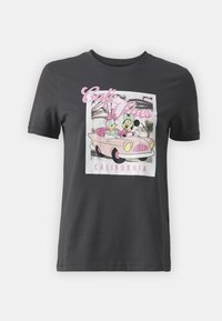 Camiseta de algodón gris con un gráfico colorido de dos personajes de dibujos animados en un convertible rosa con el texto "Cali Vibes" y "California".