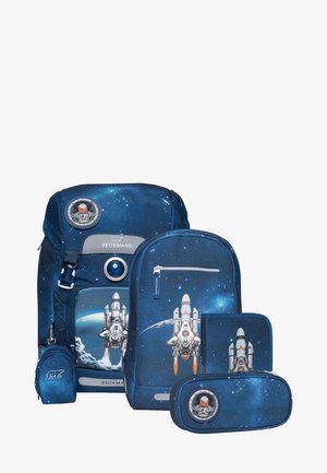 Blauer Rucksack und Zubehörset mit einem Weltraumthema, Raketenmotiv, strapazierfähigem Material und verschiedenen Taschen mit Reißverschlüssen und Akzenten.