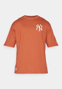 Korte mouwen oranje katoen t-shirt met een wit NY-logo op de borst en een klein MLB-logo label nabij de zoom.
