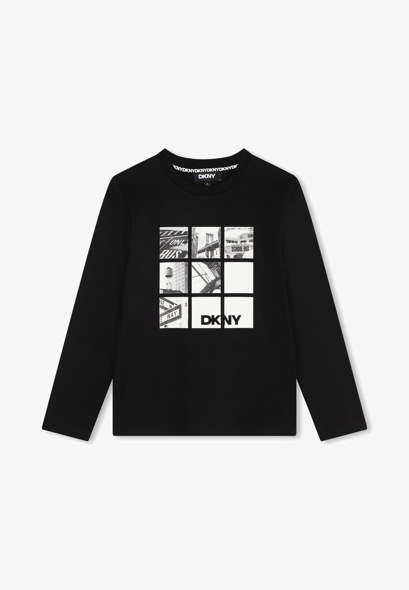 Chemise noire à manches longues avec un motif de neuf impressions urbaines en noir et blanc et le logo DKNY en bas.