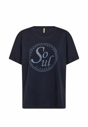 Tmavomodré tričko s krátkym rukávom a okrúhlym výstrihom, s kruhovým dizajnom a veľkým nápisom "Soul", obklopeným slovami "Thankful Grateful Blessed".