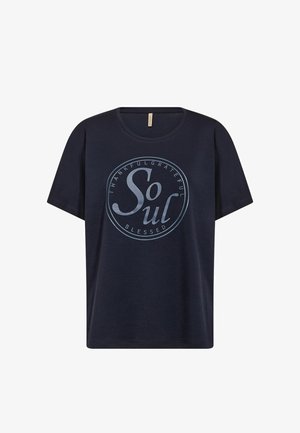 Laivastonsininen lyhythihainen t-paita, jossa on pyöreä pääntie. Paidassa on pyöreä kuvio, jonka keskellä lukee isoin kirjaimin "Soul" ja sitä ympäröivät sanat "Thankful Grateful Blessed".