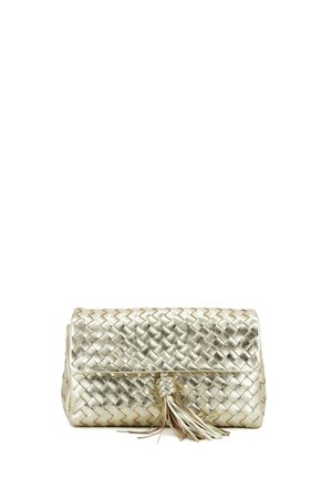 Piccola borsa clutch con pelle intrecciata dorata metallizzata e nappina in pelle sulla chiusura a pattina frontale, mostrata su sfondo bianco.