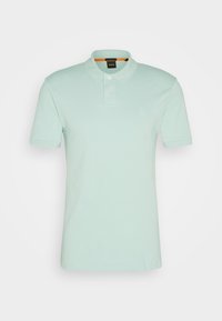 Polo vert clair à manches courtes avec col, deux boutons et un petit logo carré embossé sur la poitrine.