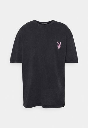 Czarny t-shirt z krótkim rękawem i okrągłym dekoltem, z małym różowym logo królika na lewej piersi.