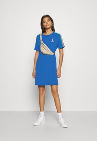adidas Originals STRIPES SPORTS INSPIRED REGULAR DRESS - Jerseyklänning - bright royal