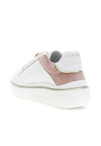 Adidași albi cu toc din catifea roz, ochiuri aurii și branding "CAFèNOIR JEANS" pe toc.