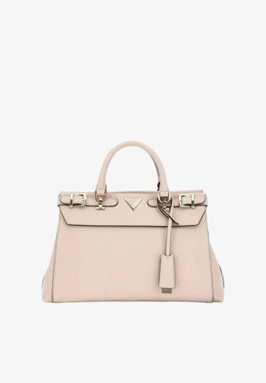 Sac à main en cuir beige avec deux poignées supérieures, deux sangles à boucle et une étiquette suspendue, arborant un logo triangulaire sur le rabat.