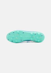 Botas de fútbol Puma, con una parte superior de malla azul texturizada y flexible, suela exterior de goma duradera en verde menta y tachuelas cónicas para mayor tracción.