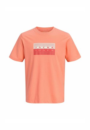 T-shirt corail à manches courtes avec un logo rectangulaire blanc et rouge affichant « JACK & JONES » centré sur la poitrine.