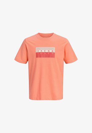 T-shirt corail à manches courtes avec un logo rectangulaire blanc et rouge affichant « JACK & JONES » centré sur la poitrine.