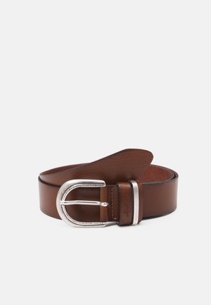 Brauner Ledergürtel mit einer silbernen Metallschnalle, die eine glatte Textur und ein gebogenes Ende aufweist. Beinhaltet ein dekoratives silbernes Akzent auf der Schnalle.