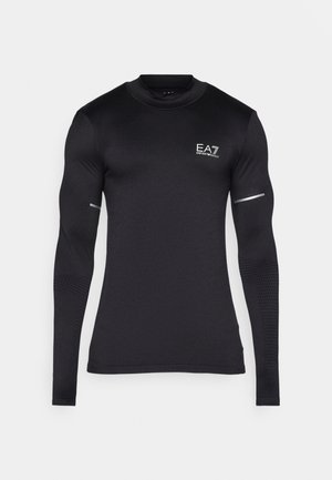 Camiseta deportiva de manga larga negra, hecha de tejido sintético elástico. Presenta el logo de EA7, detalles texturizados en las mangas y elementos reflectantes.