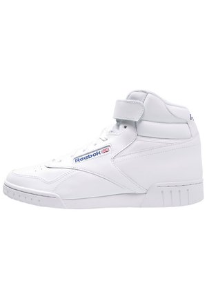 Białe sneakersy typu high-top wykonane ze skóry, z wyściółką wokół kostki, sznurowanym przodem i rzepem. Posiadają niebieskie akcenty z logo.
